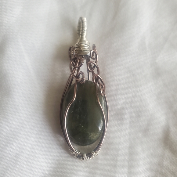 Minimalist Labradorite Pendant - Picture 2 of 7